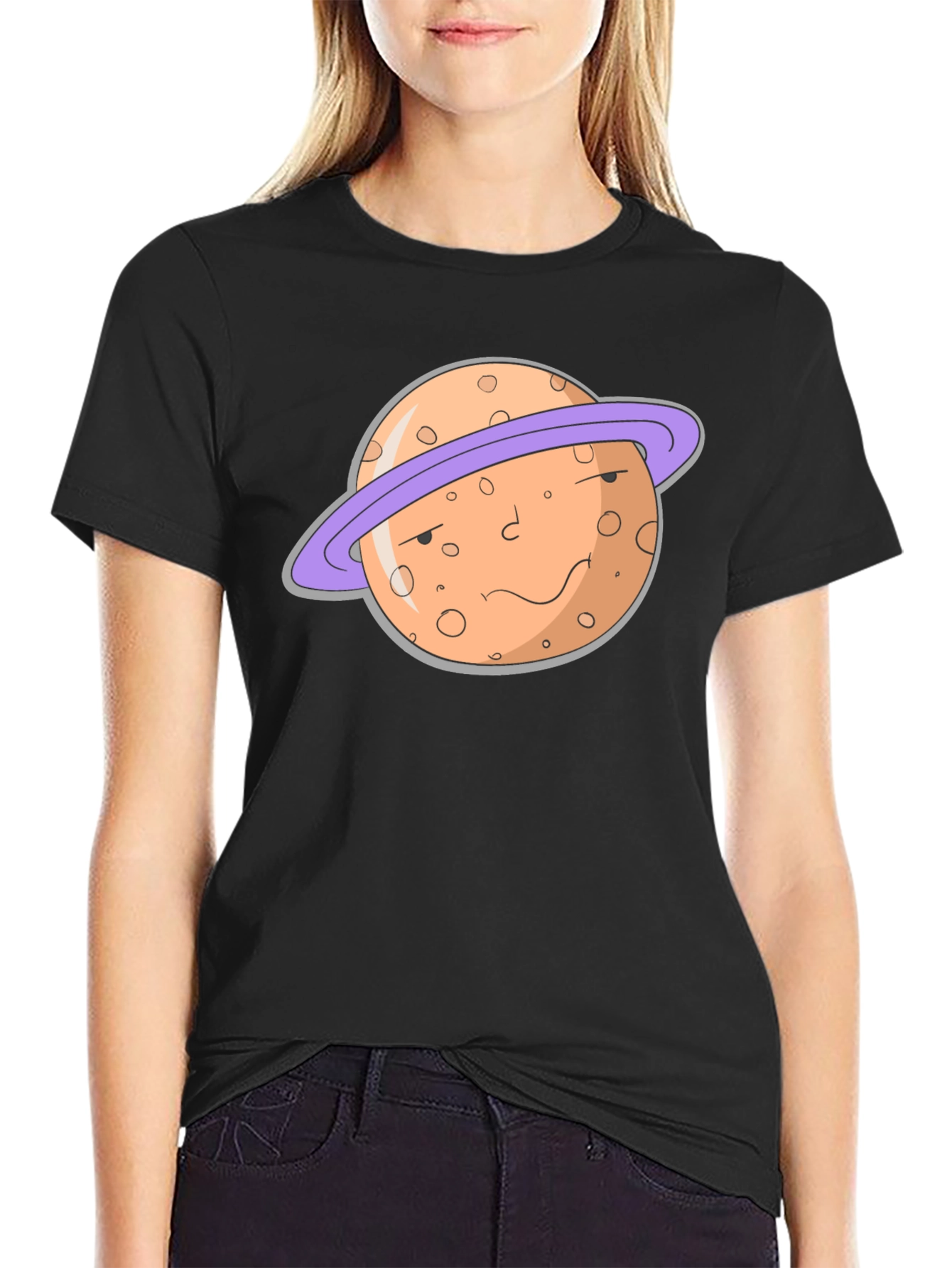 Camiseta Negra con Diseño de Planeta Serio
