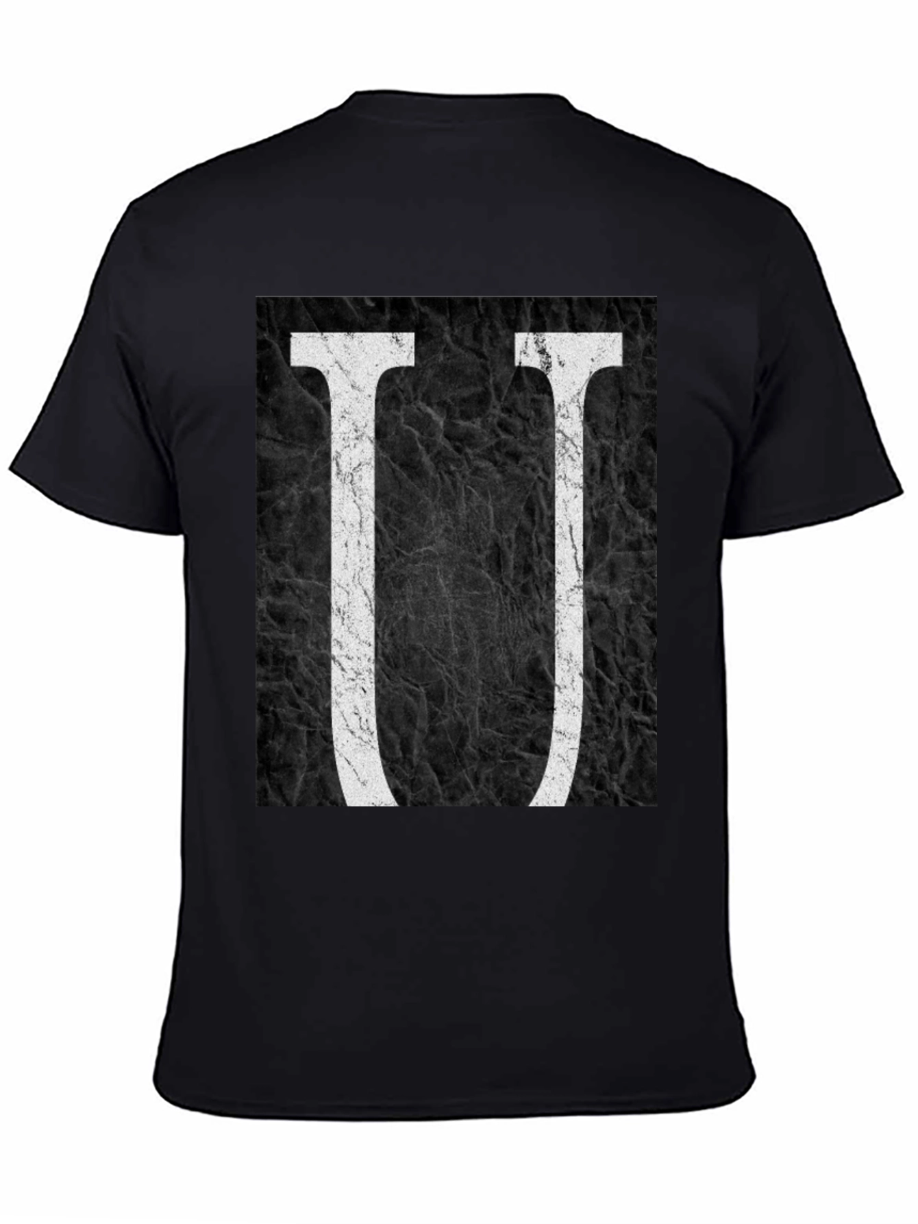 Camiseta Negra con Diseño de Letra U Abstracta