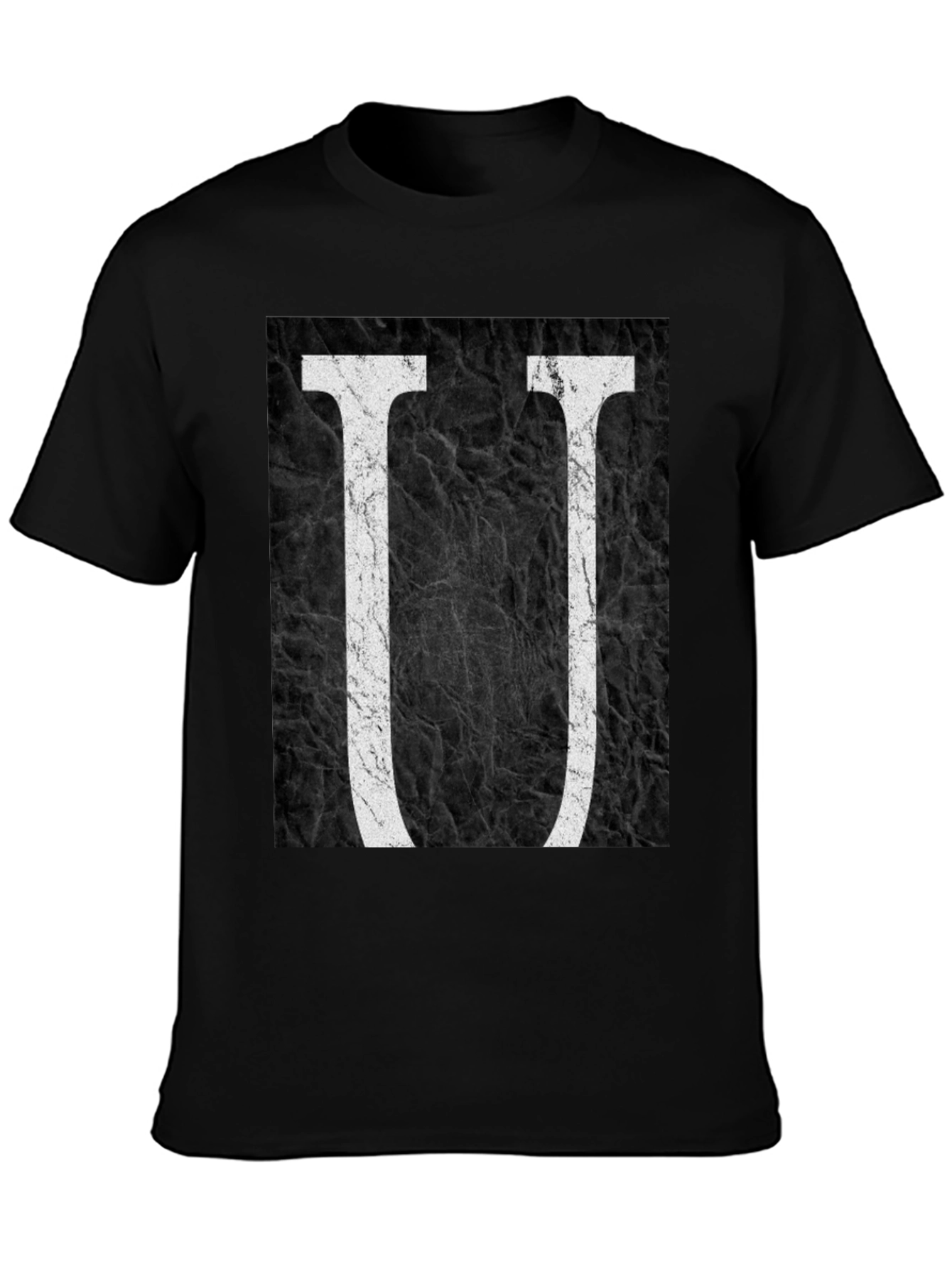 Camiseta Negra con Diseño de Letra U Abstracta