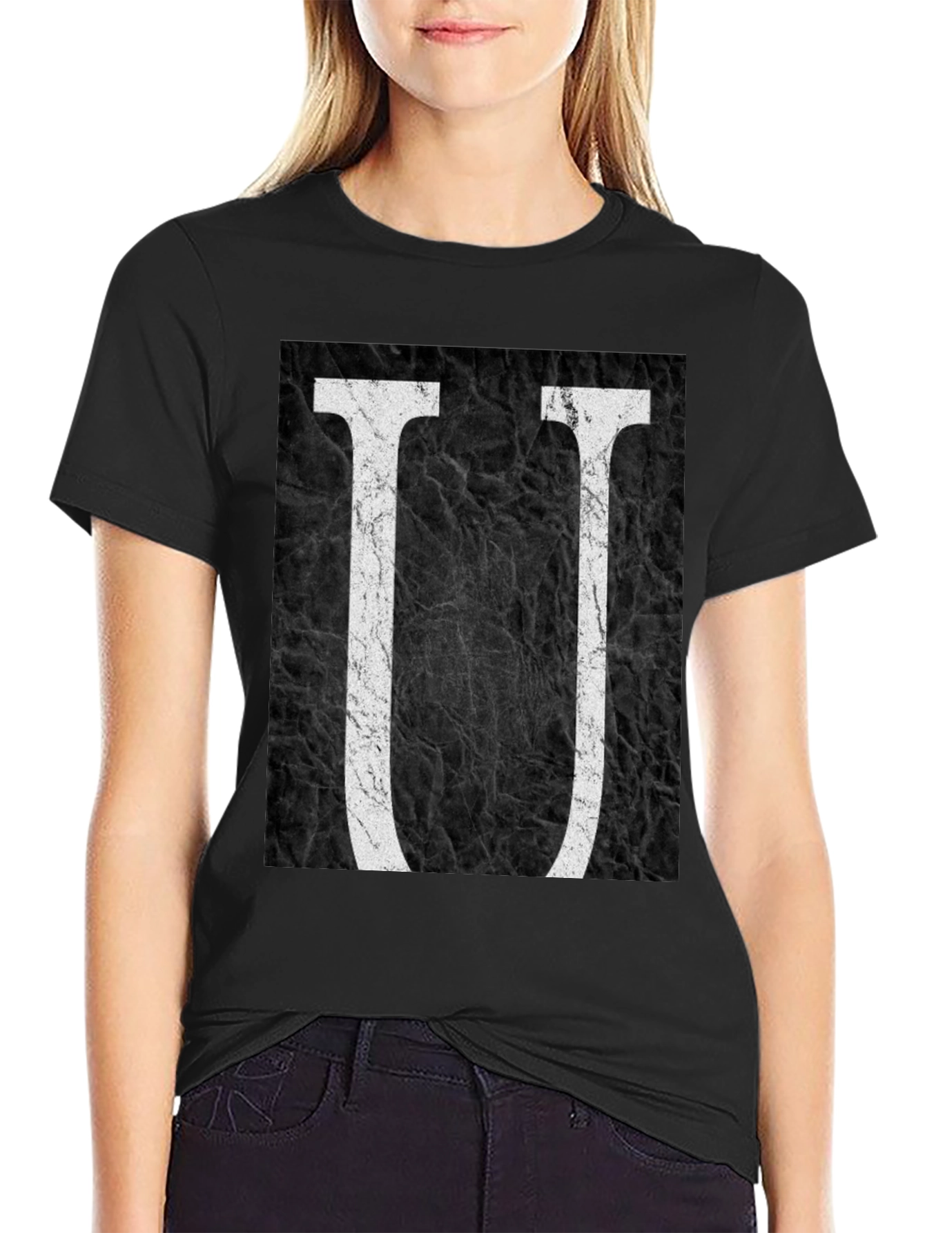 Camiseta Negra con Diseño de Letra U Abstracta