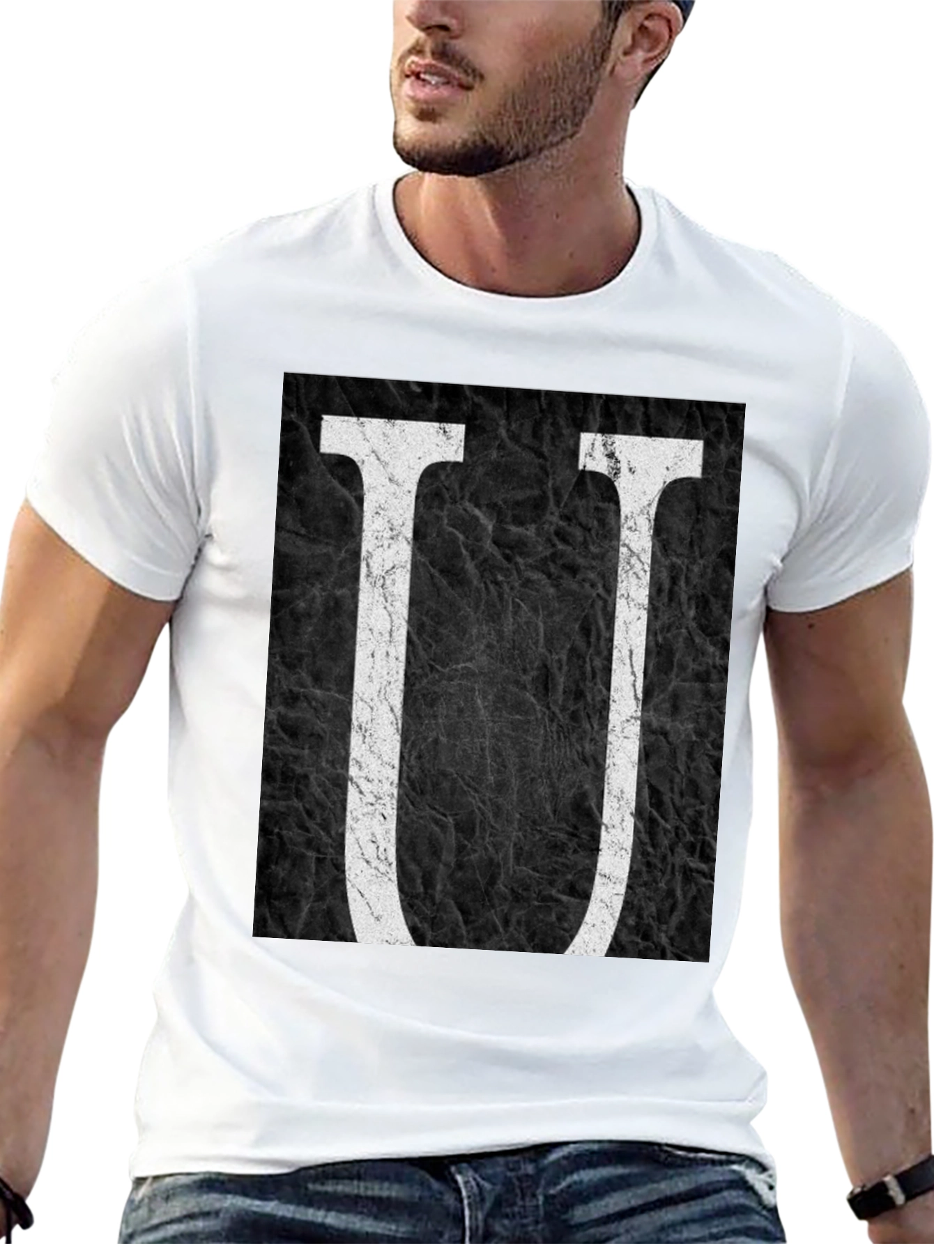 Camiseta Negra con Diseño de Letra U Abstracta