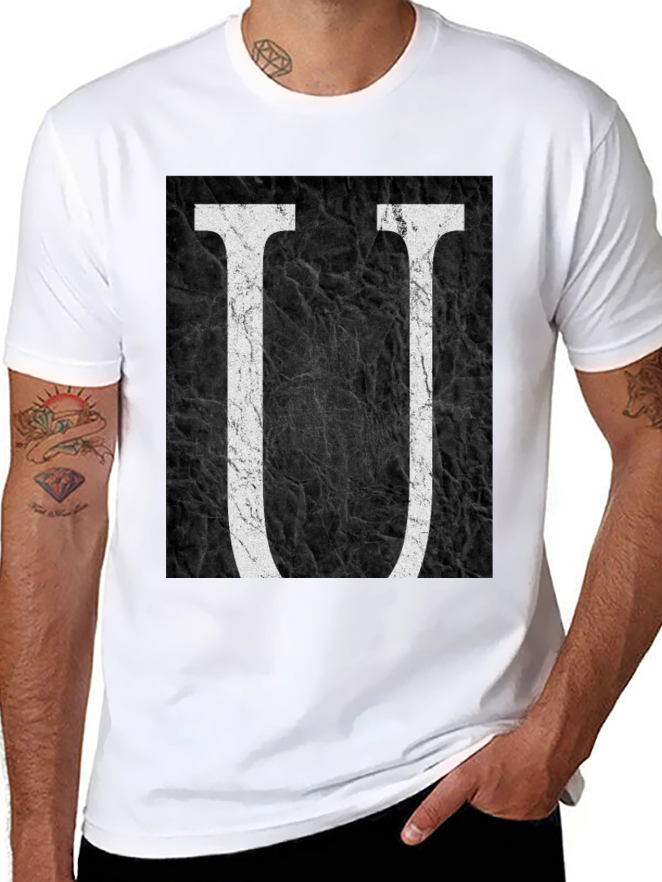 Camiseta Negra con Diseño de Letra U Abstracta