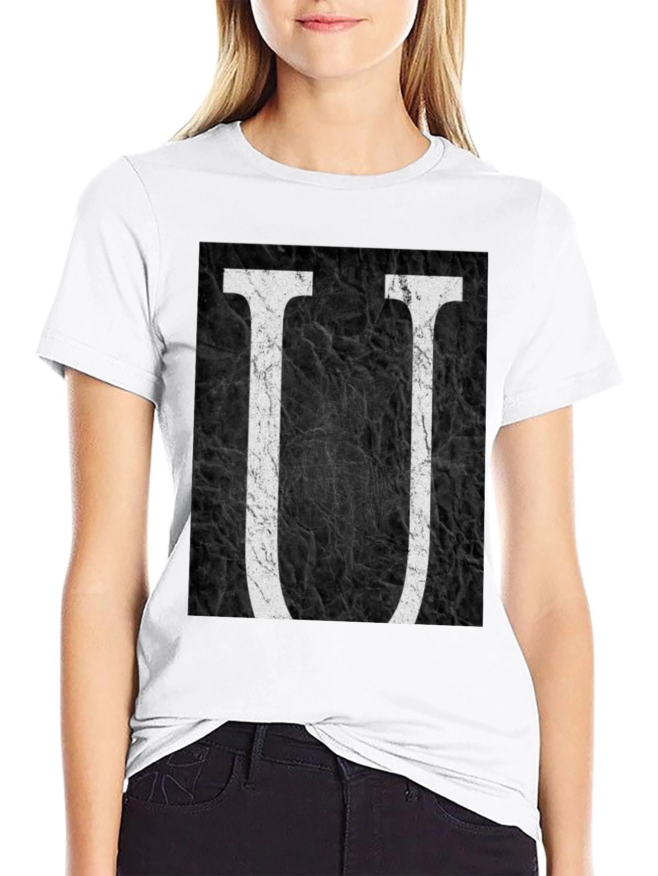 Camiseta Negra con Diseño de Letra U Abstracta