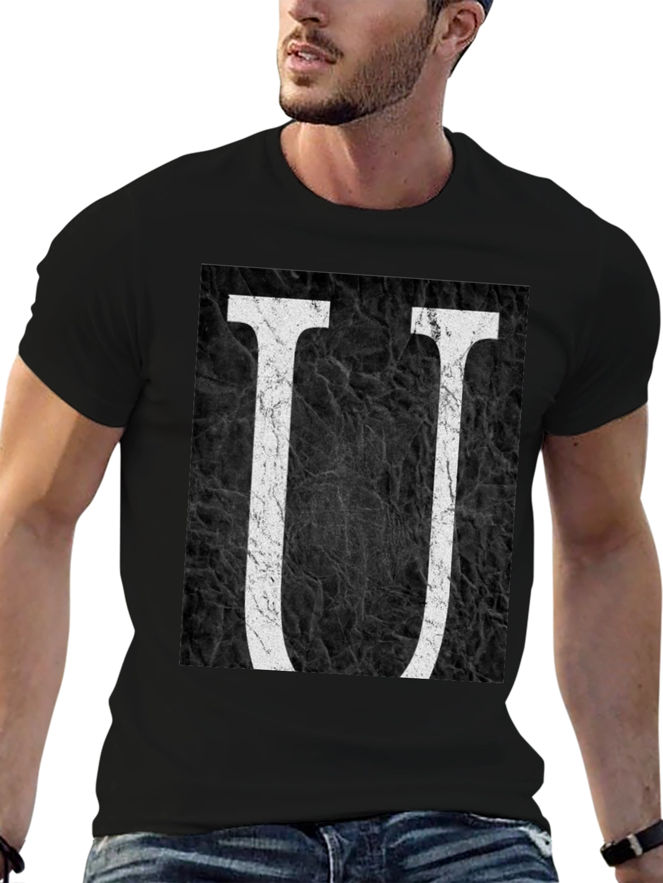 Camiseta Negra con Diseño de Letra U Abstracta