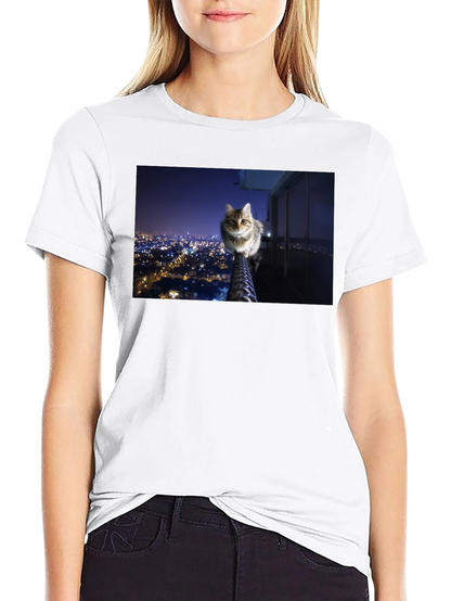 Camiseta Negra con Diseño de Gato Nocturno Urbano