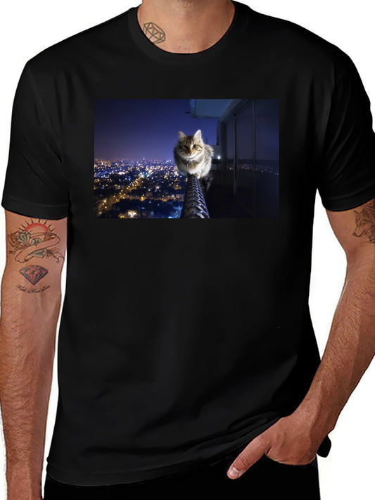 Camiseta Negra con Diseño de Gato Nocturno Urbano