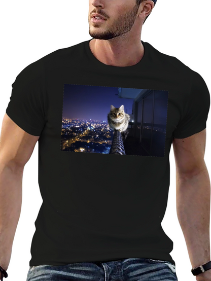 Camiseta Negra con Diseño de Gato Nocturno Urbano