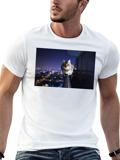 Camiseta Negra con Diseño de Gato Nocturno Urbano