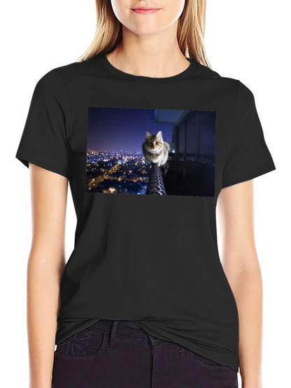 Camiseta Negra con Diseño de Gato Nocturno Urbano