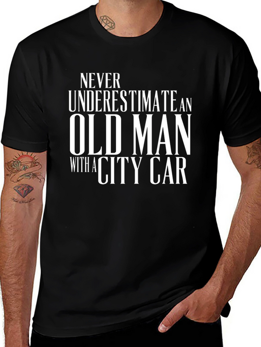 Camiseta Negra: Nunca Subestimes a un Anciano con un Coche Urbano