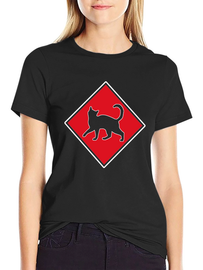 Camiseta Negra con Diseño de Gato en Diamante Rojo