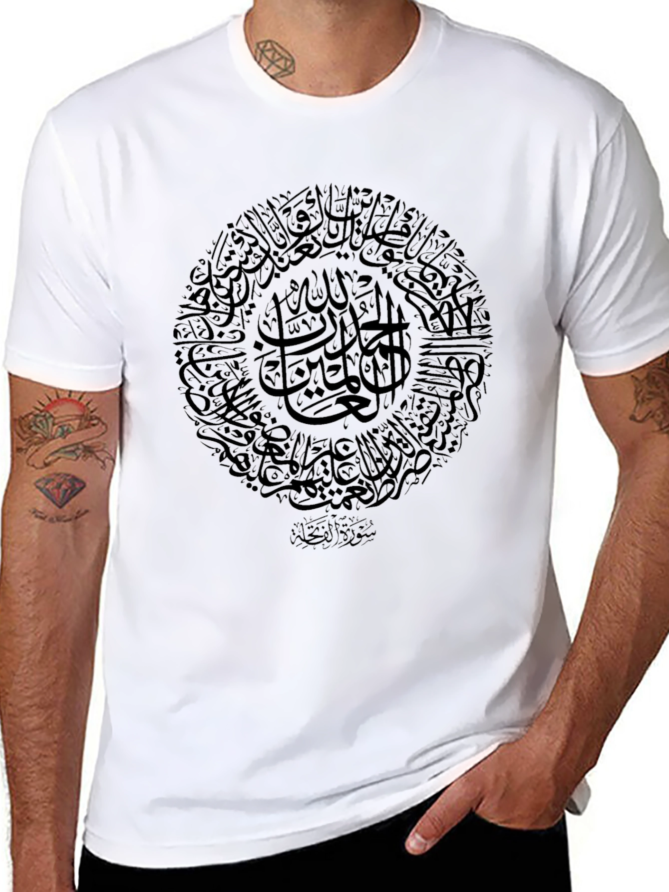 Camiseta Negra con Caligrafía Árabe Circular