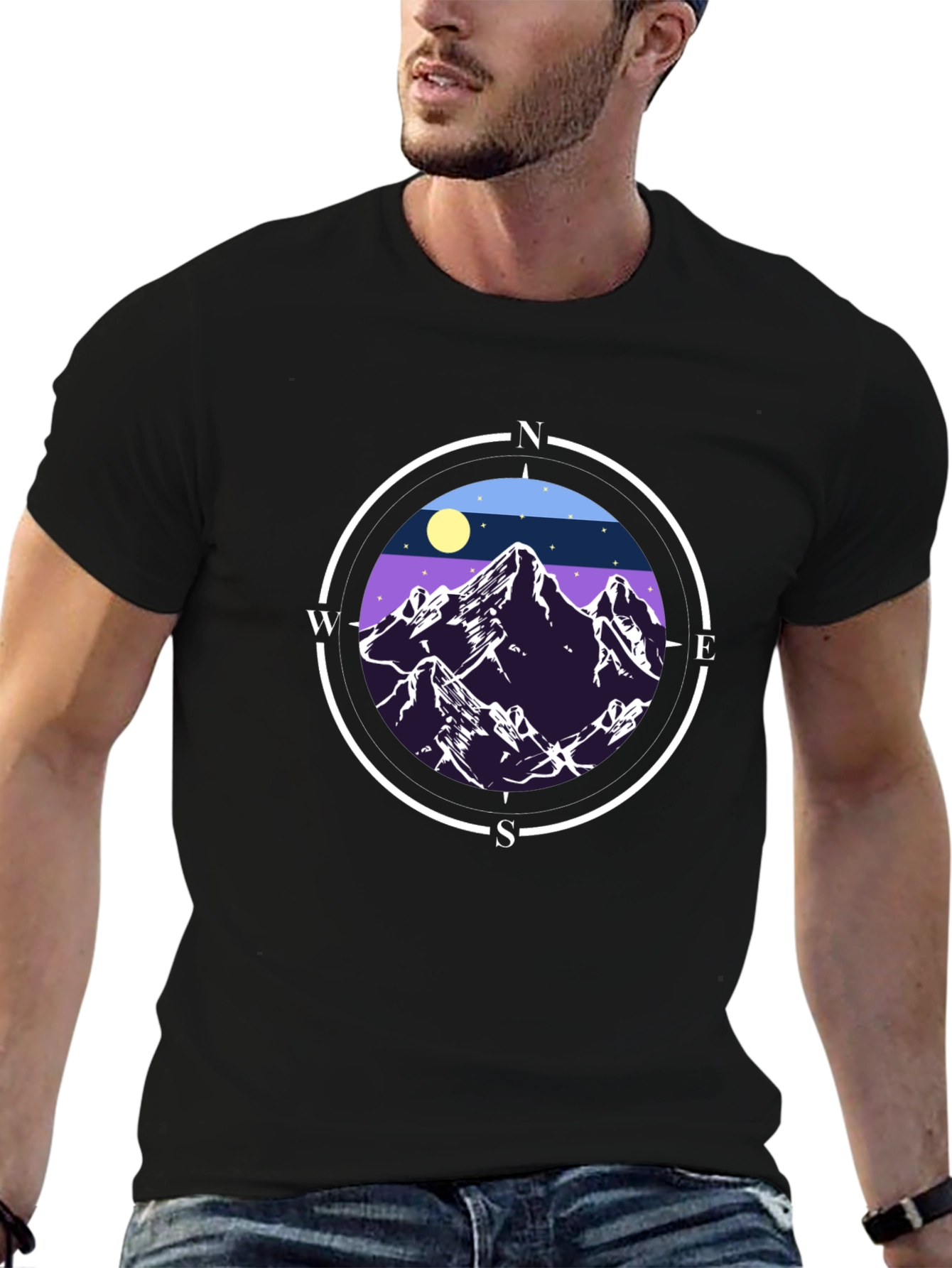 Camiseta Negra con Diseño de Montañas y Brújula