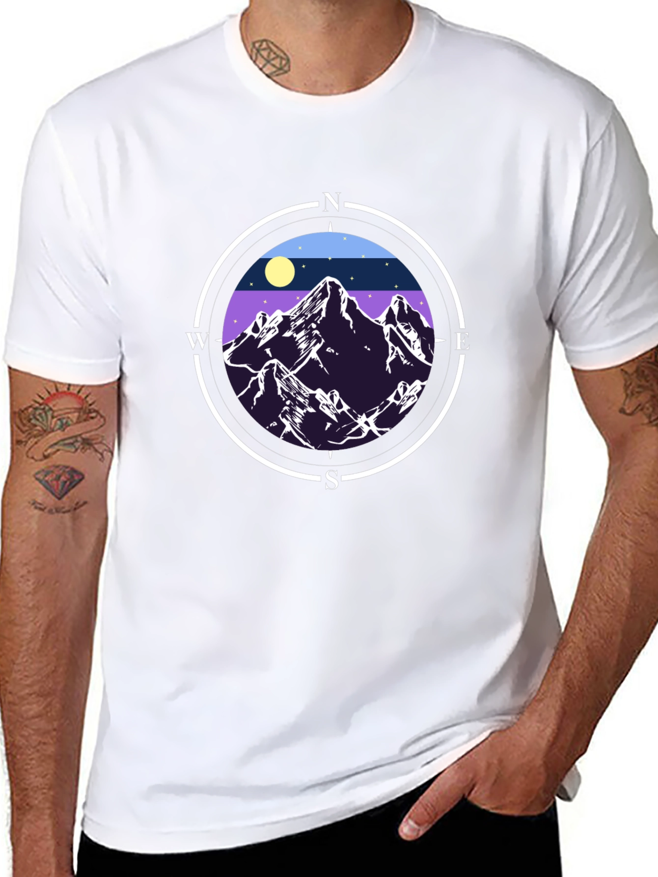 Camiseta Negra con Diseño de Montañas y Brújula