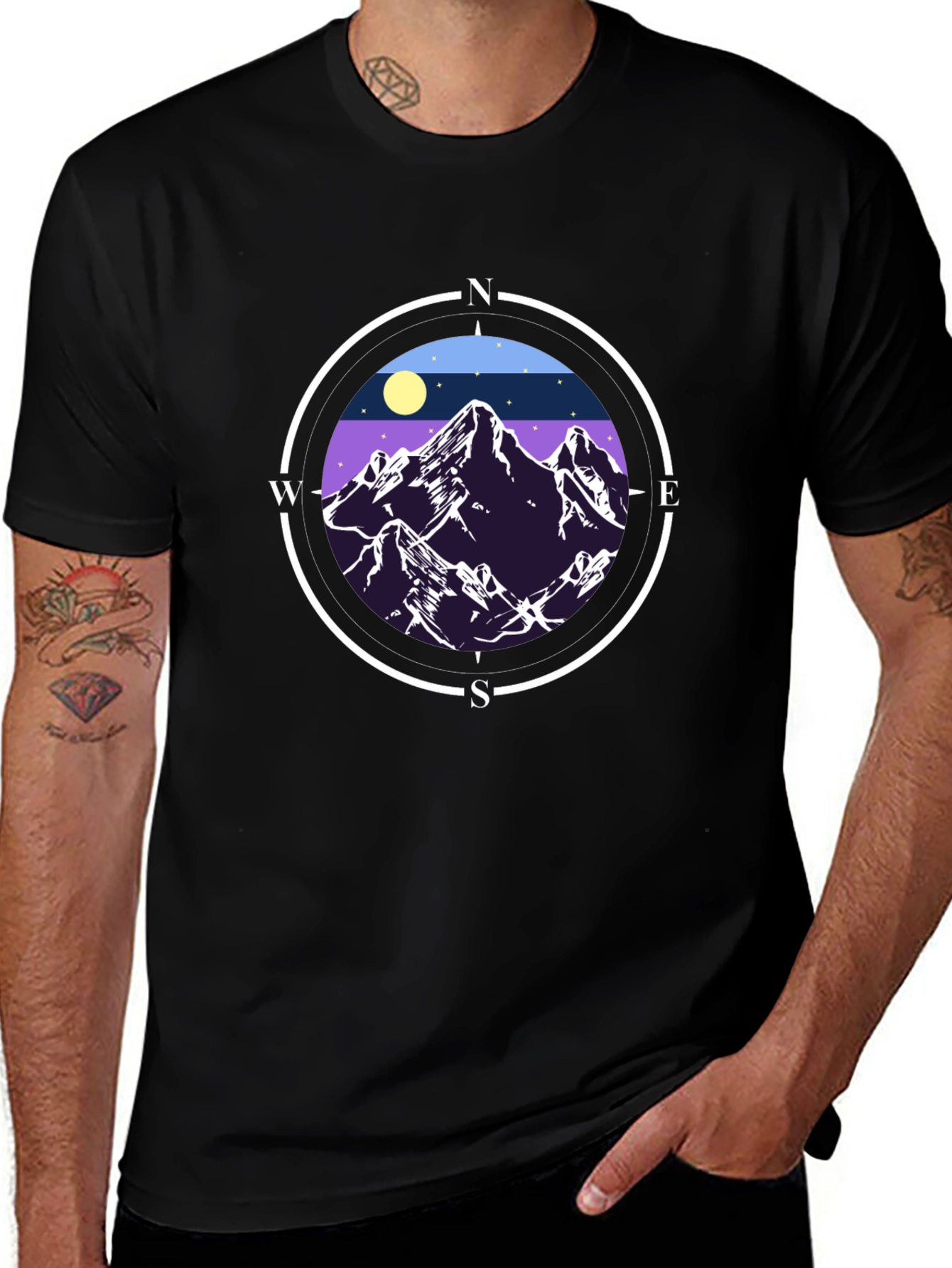 Camiseta Negra con Diseño de Montañas y Brújula