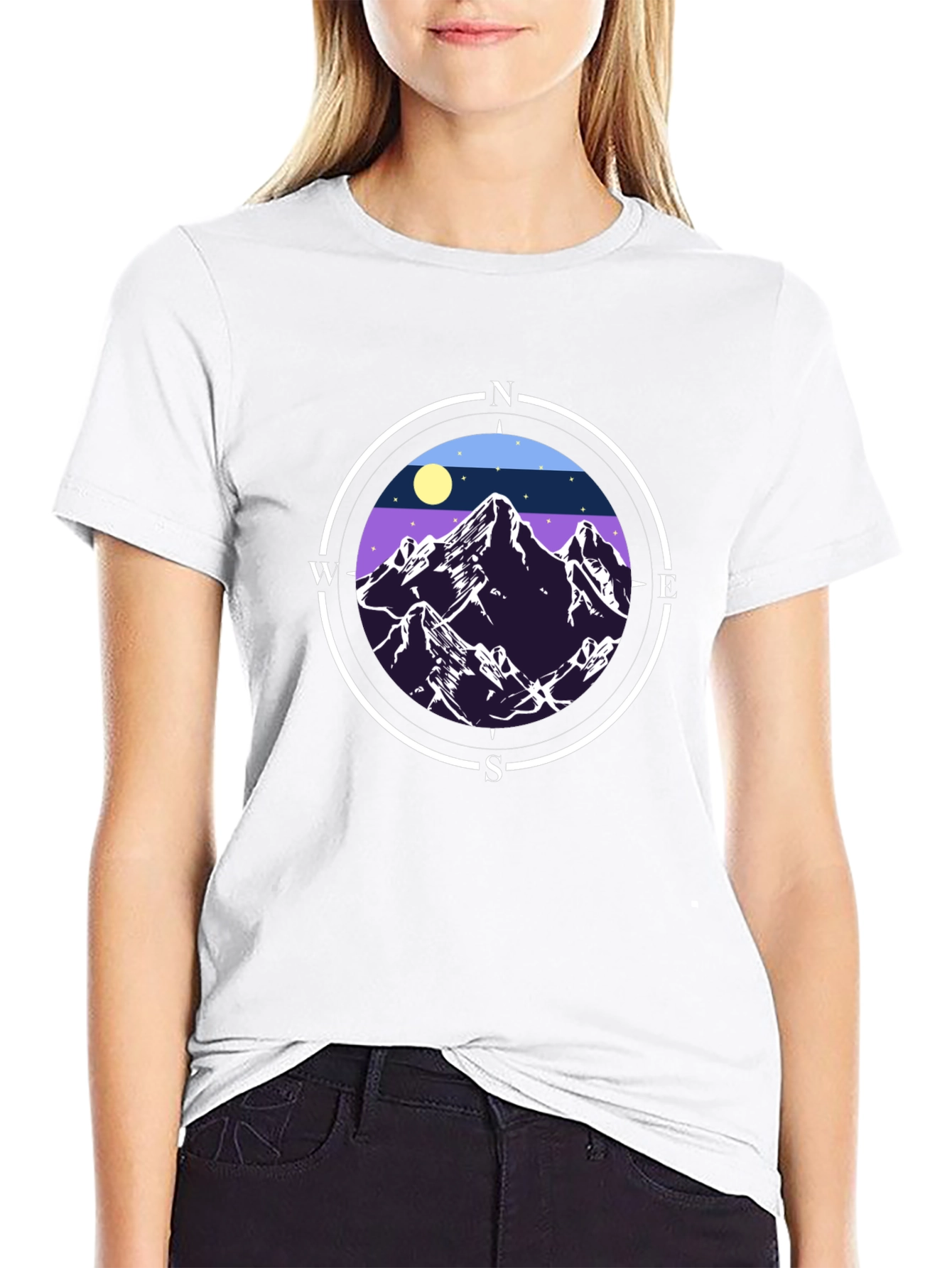 Camiseta Negra con Diseño de Montañas y Brújula