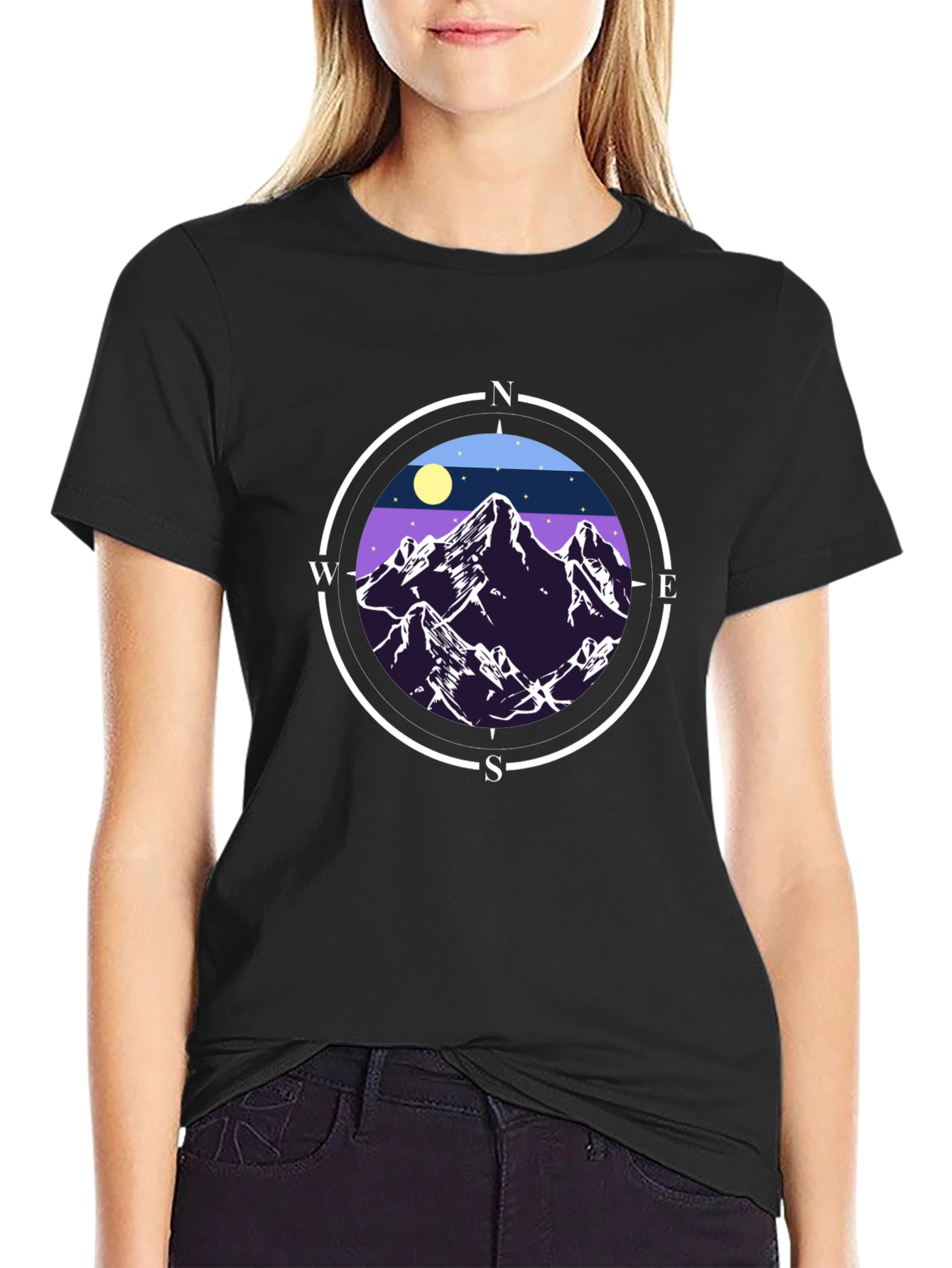 Camiseta Negra con Diseño de Montañas y Brújula