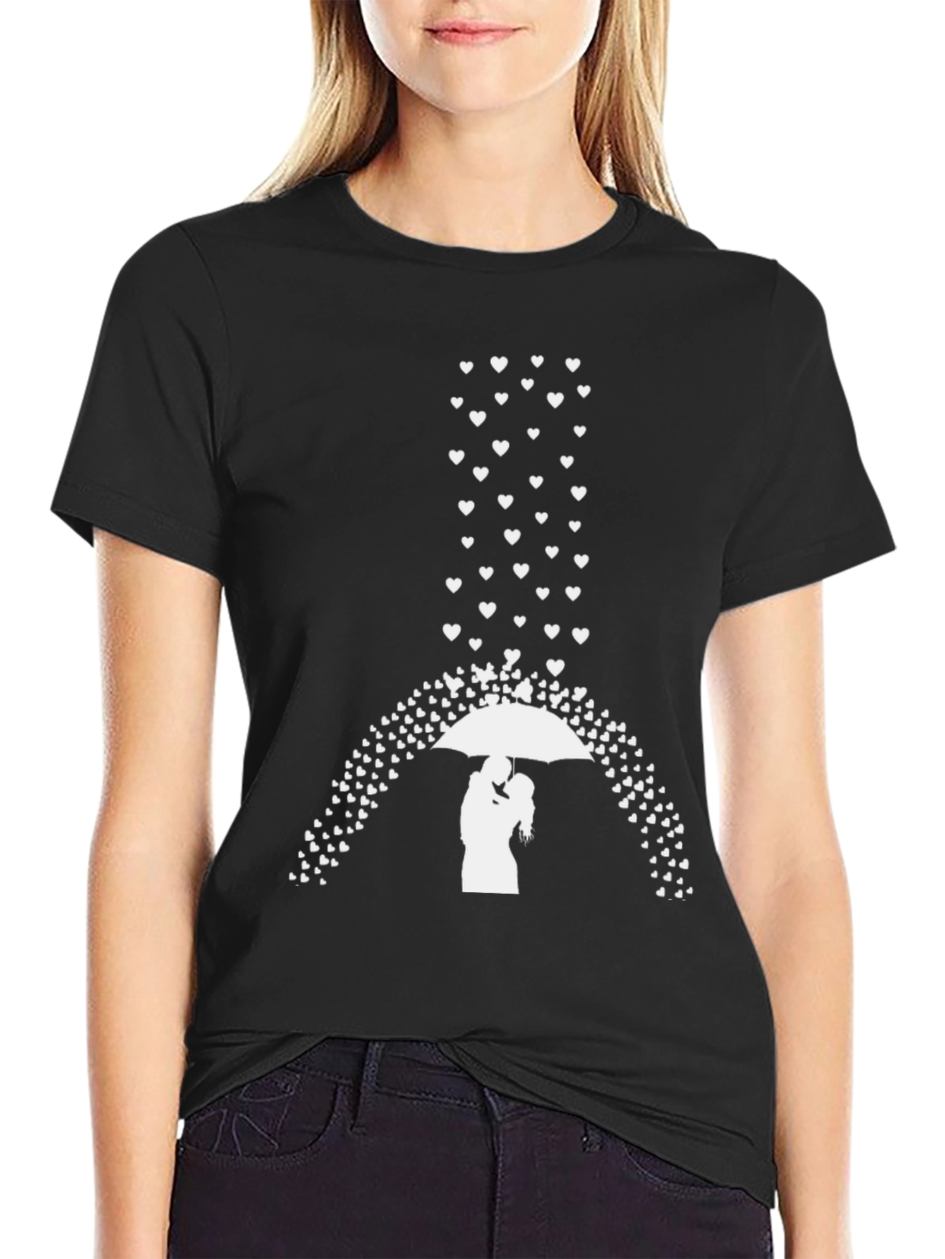 Camiseta Negra Romántica: Amor Bajo la Lluvia