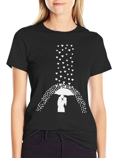 Camiseta Negra Romántica: Amor Bajo la Lluvia
