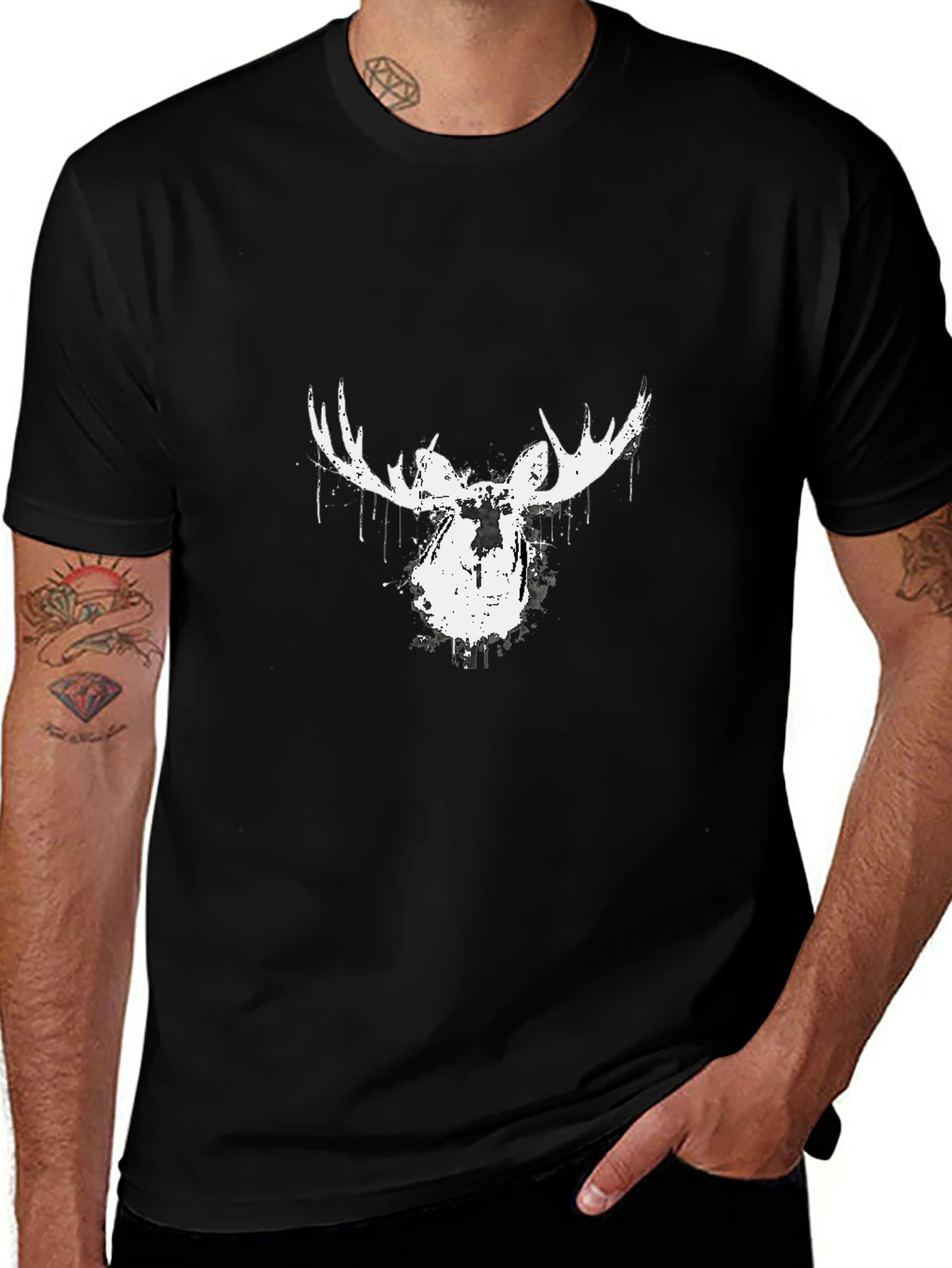 Camiseta Negra con Diseño de Alce Abstracto