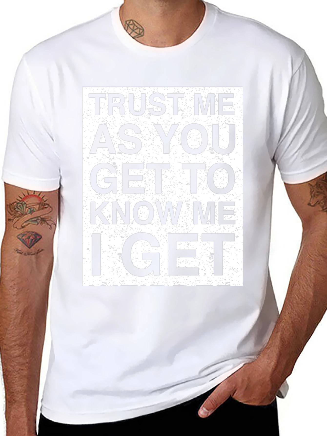 Camiseta Negra con Diseño de Texto Trust Me