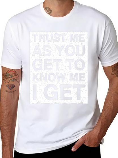 Camiseta Negra con Diseño de Texto Trust Me