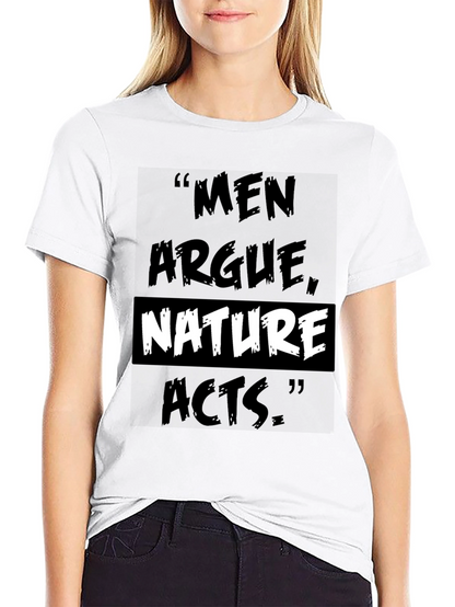 Camiseta Negra: Los Hombres Discuten la Naturaleza Actúa