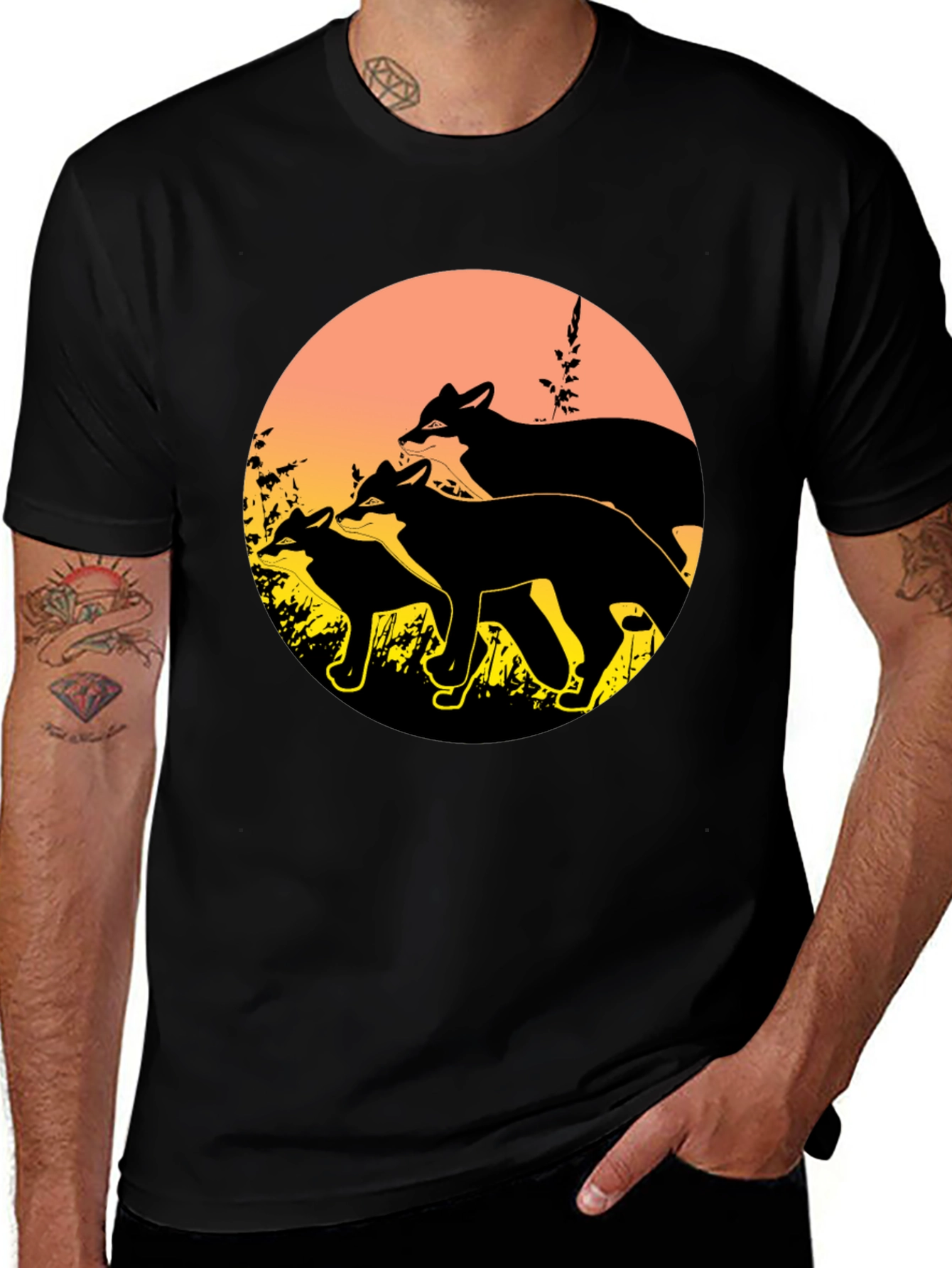 Camiseta Negra con Diseño de Zorros al Atardecer
