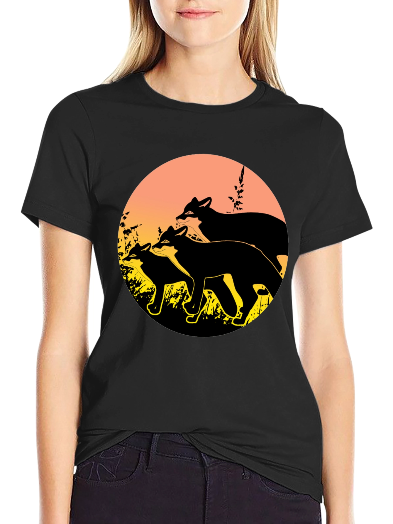 Camiseta Negra con Diseño de Zorros al Atardecer