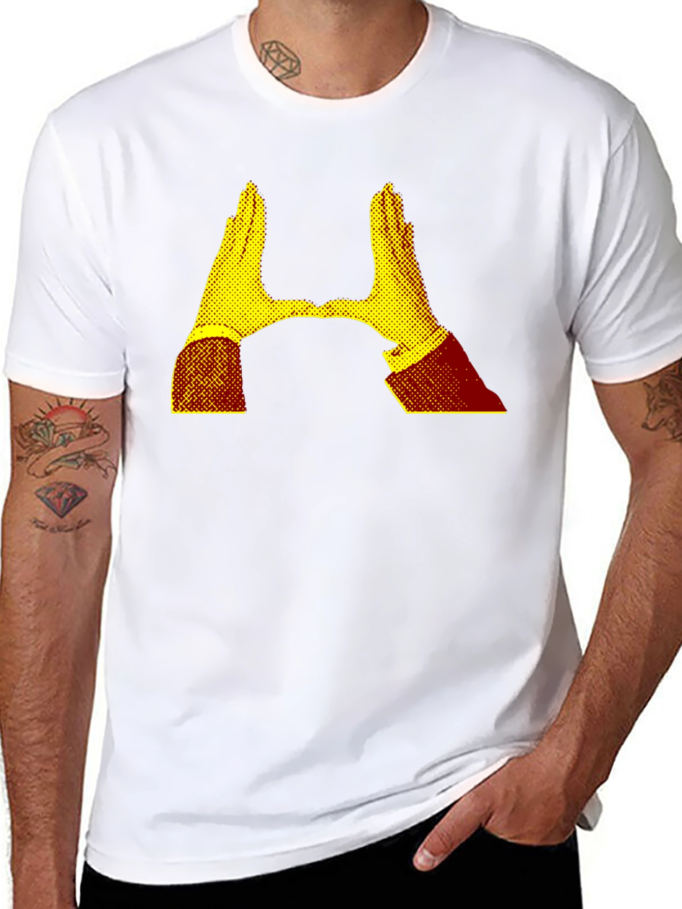 Camiseta Negra con Diseño Abstracto de Manos Amarillas