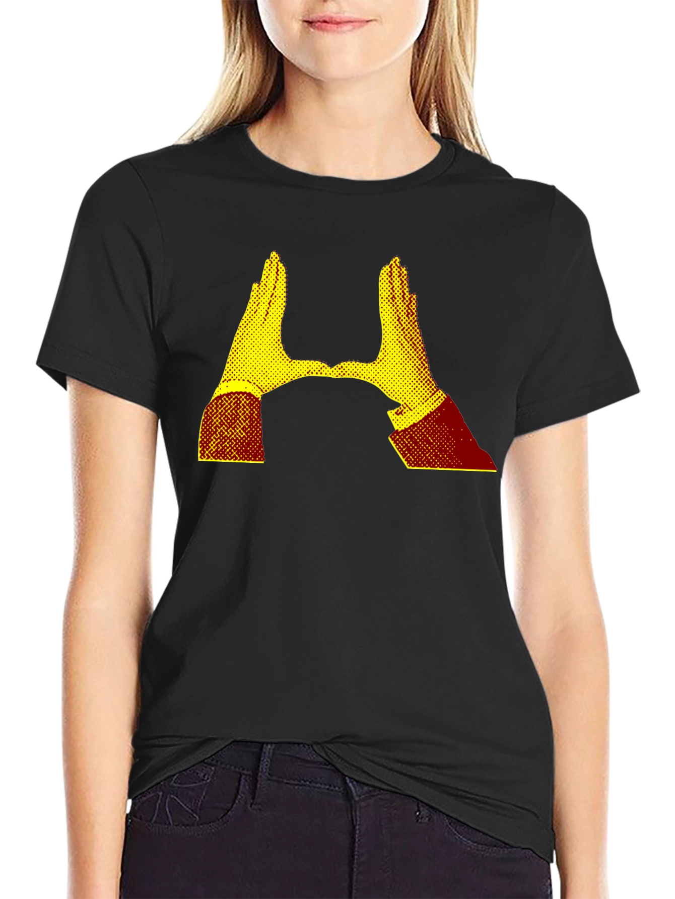 Camiseta Negra con Diseño Abstracto de Manos Amarillas