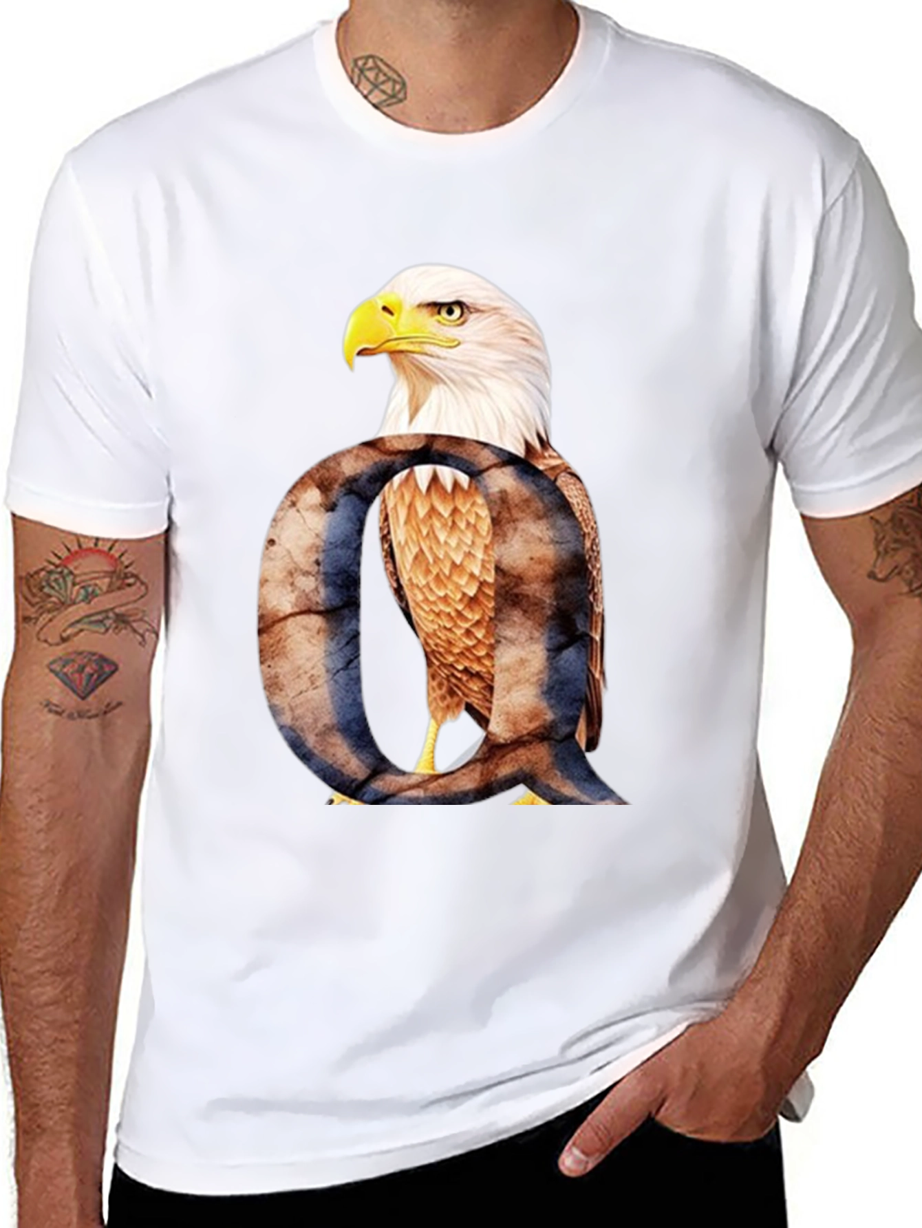 Camiseta Negra con Águila y Letra Q