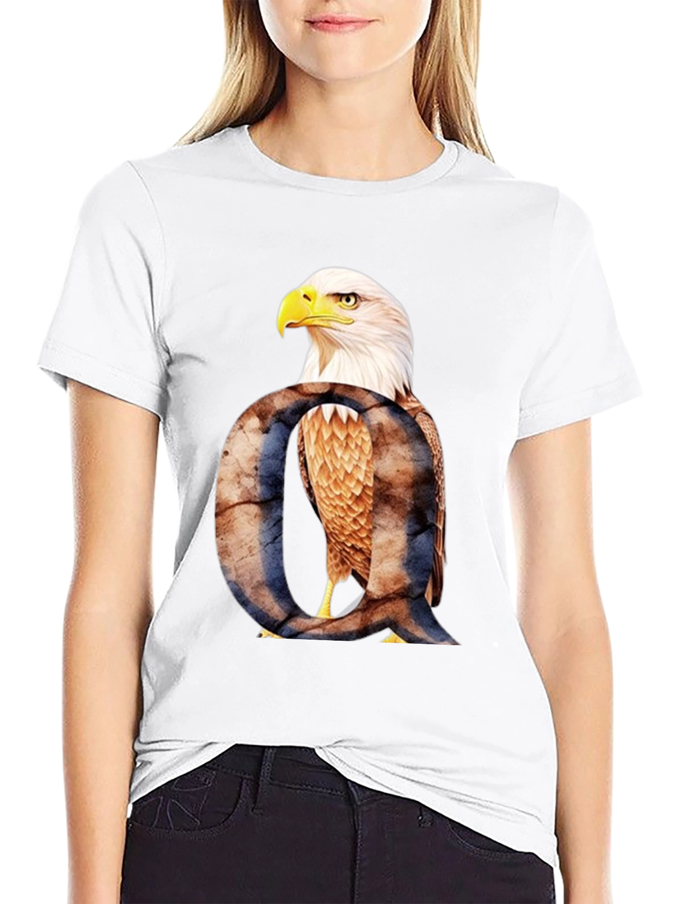 Camiseta Negra con Águila y Letra Q