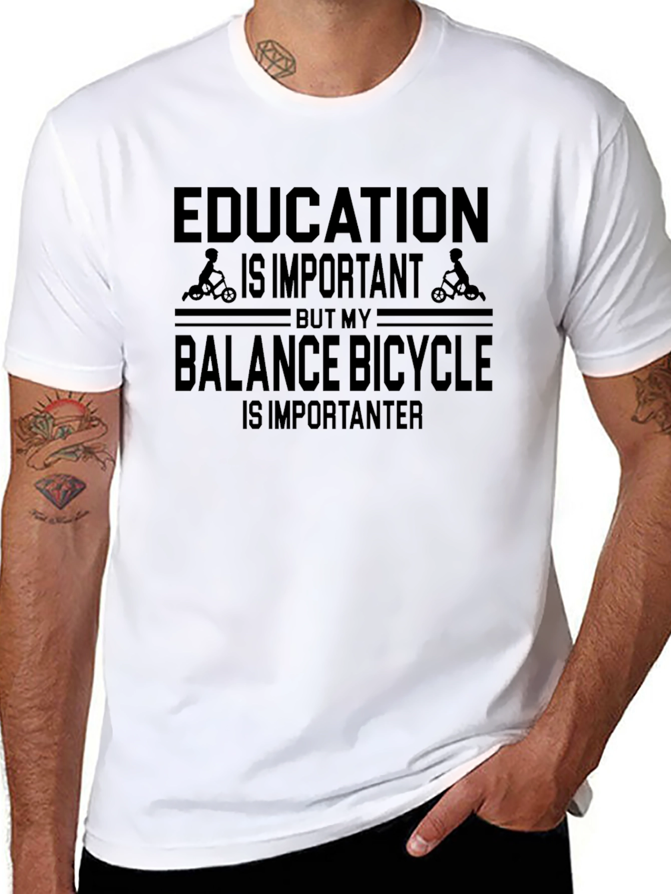 Camiseta Negra: Educación vs. Bicicleta de Equilibrio