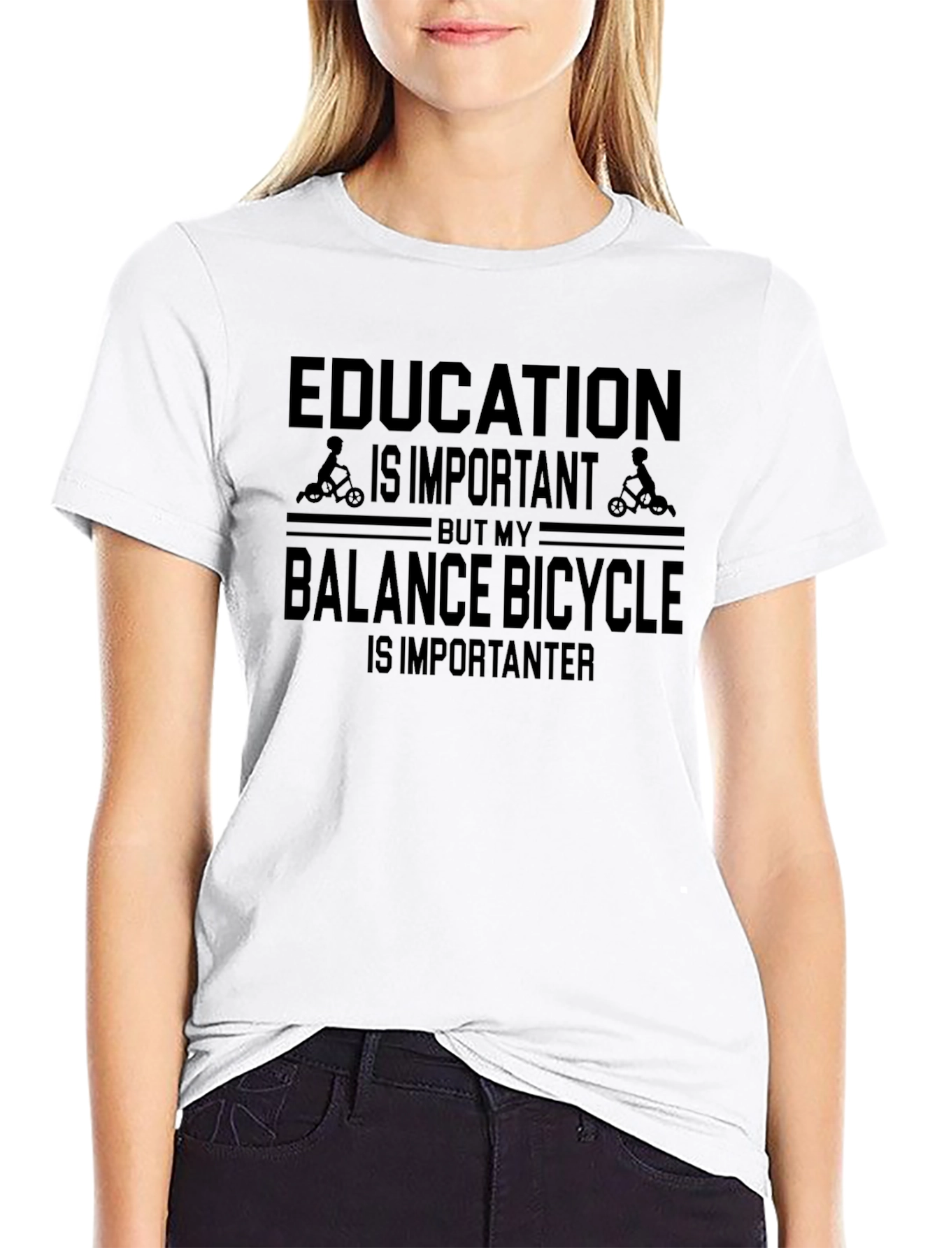 Camiseta Negra: Educación vs. Bicicleta de Equilibrio