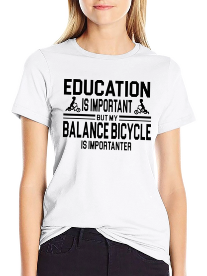 Camiseta Negra: Educación vs. Bicicleta de Equilibrio