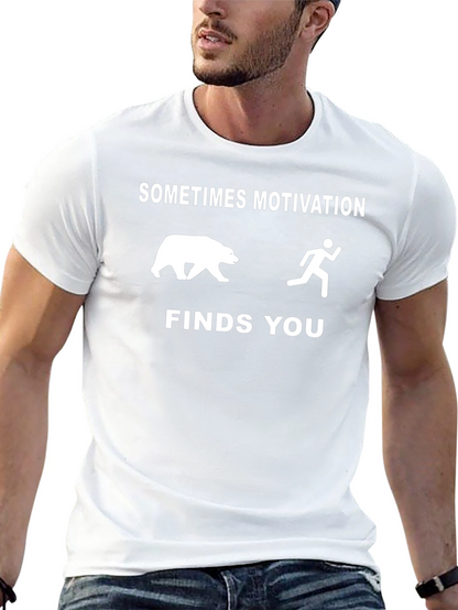 Camiseta Divertida: A Veces La Motivación Te Encuentra