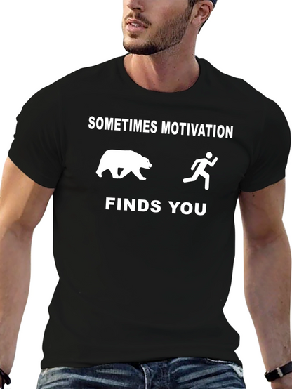 Camiseta Divertida: A Veces La Motivación Te Encuentra