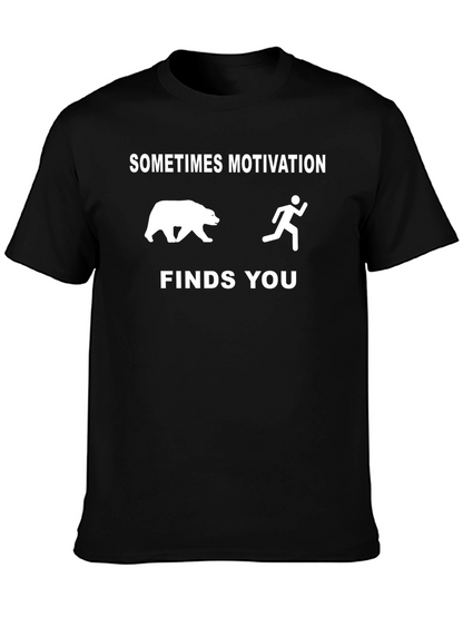 Camiseta Divertida: A Veces La Motivación Te Encuentra