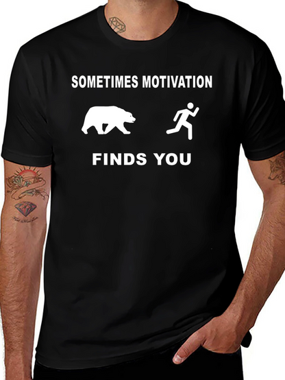 Camiseta Divertida: A Veces La Motivación Te Encuentra