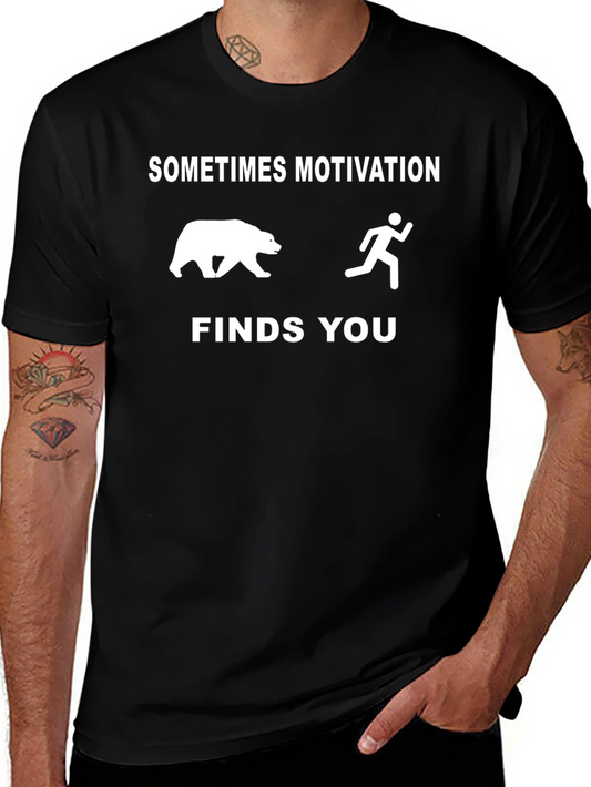 Camiseta Divertida: A Veces La Motivación Te Encuentra
