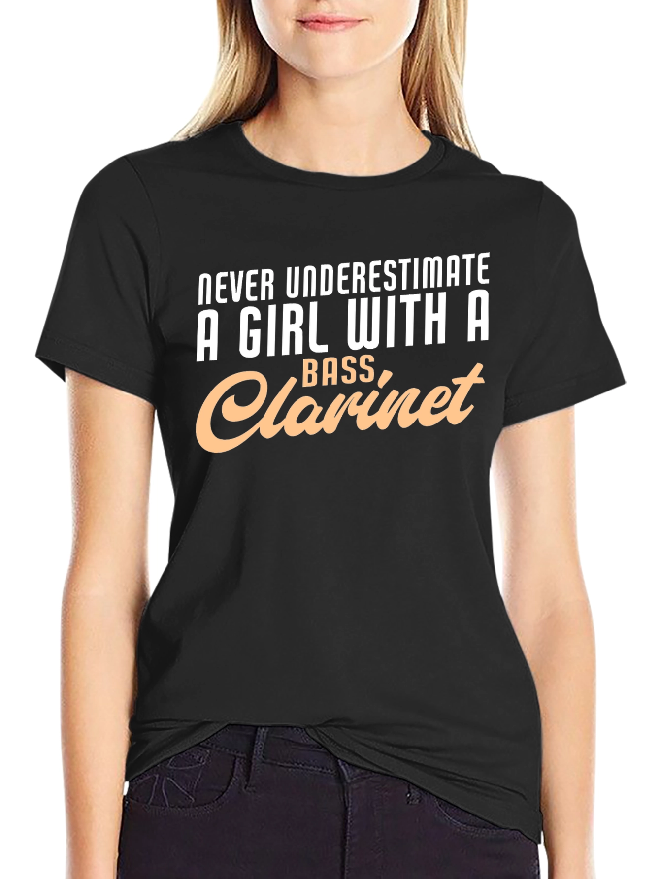 Camiseta Negra: Chica con Clarinete Bajo - ¡No Subestimes!