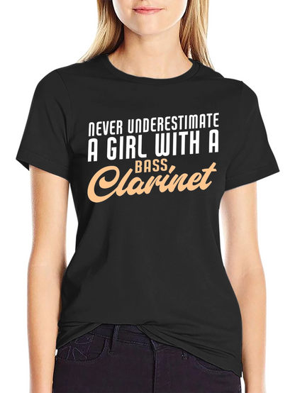 Camiseta Negra: Chica con Clarinete Bajo - ¡No Subestimes!