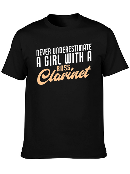 Camiseta Negra: Chica con Clarinete Bajo - ¡No Subestimes!