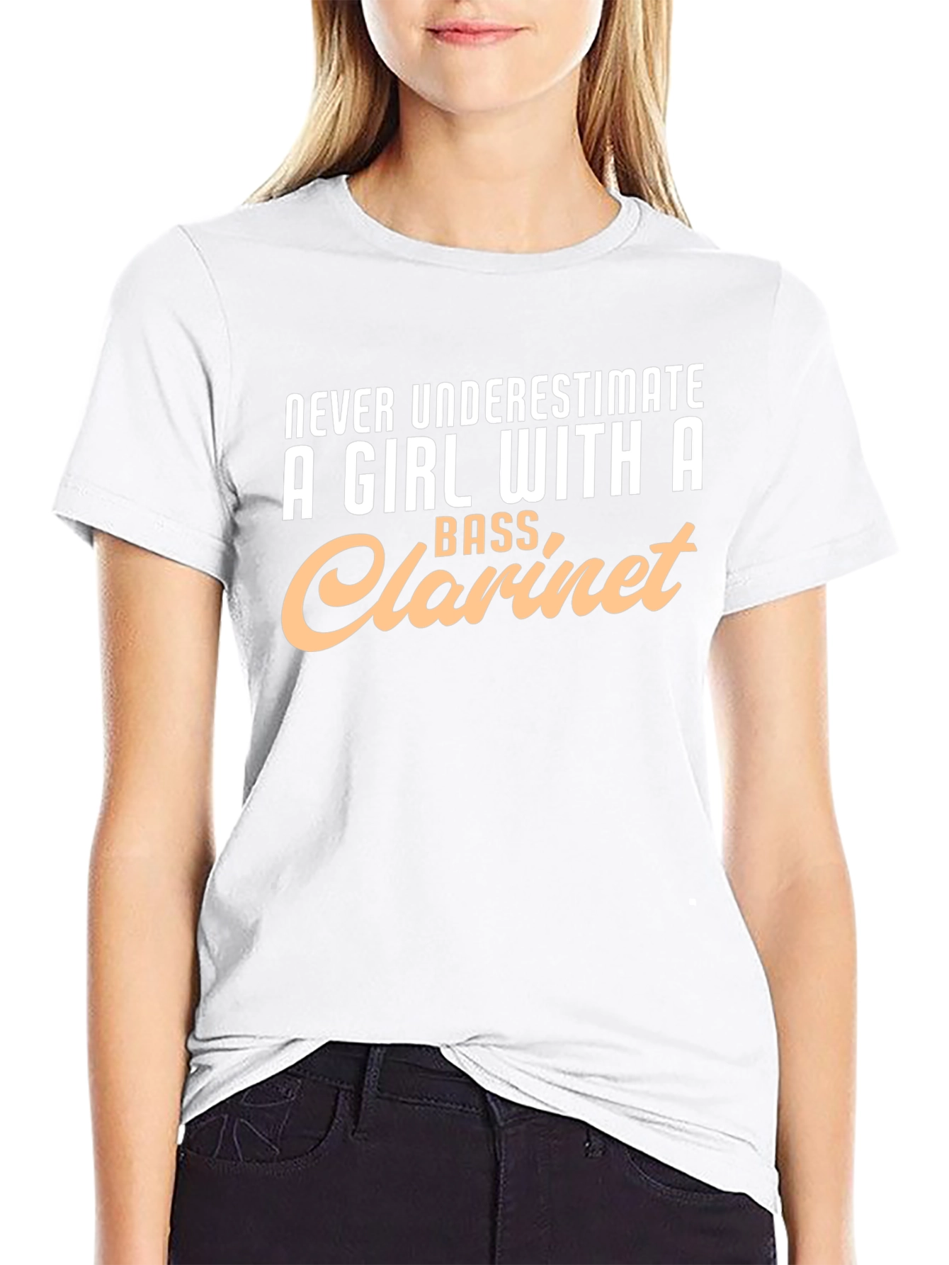 Camiseta Negra: Chica con Clarinete Bajo - ¡No Subestimes!