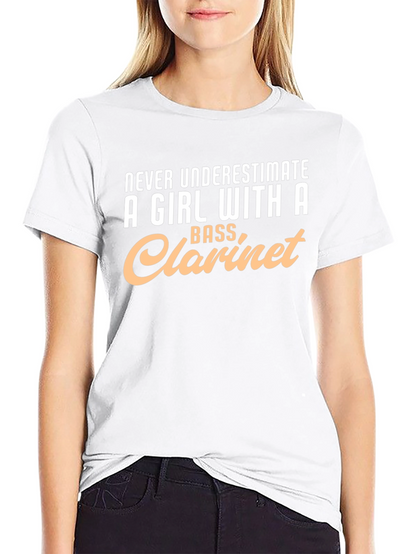 Camiseta Negra: Chica con Clarinete Bajo - ¡No Subestimes!