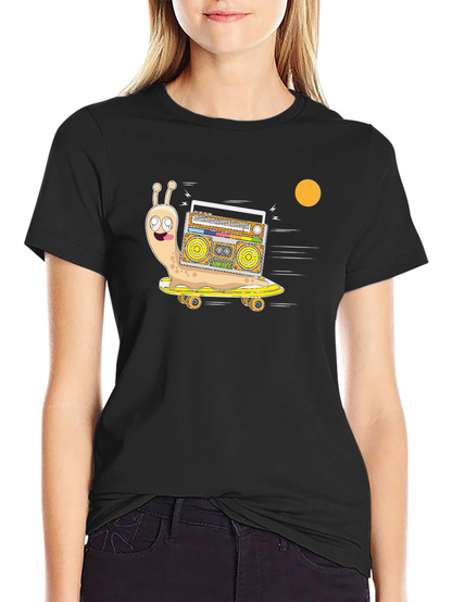 Camiseta Negra con Diseño de Caracol DJ en Patineta