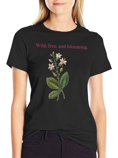 Camiseta Negra: Flores Silvestres y Libertad