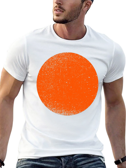 Camiseta Negra con Círculo Naranja Estilo Retro