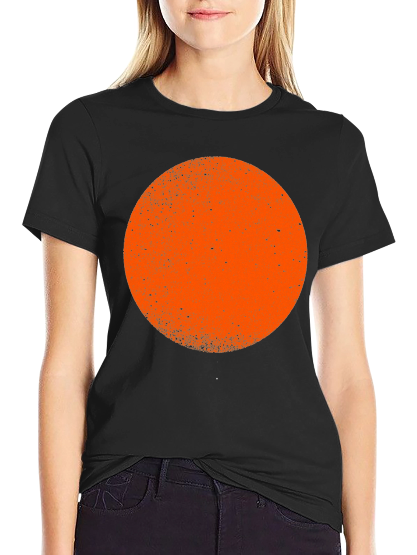 Camiseta Negra con Círculo Naranja Estilo Retro